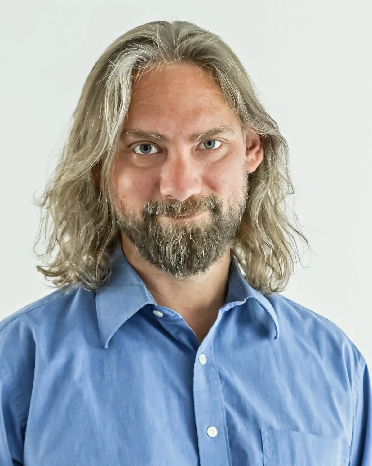 Arne Aplowski im blauen Hemd, lächelnd